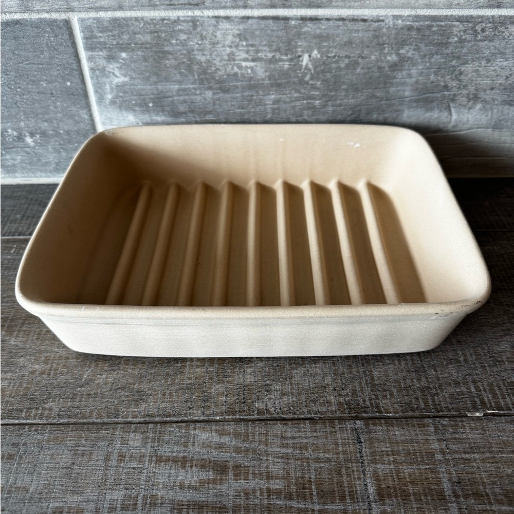 The Pampered Chef Stoneware #5121 Ridged Baker Pan for Bacon 10.5 X 8” X 2.5”